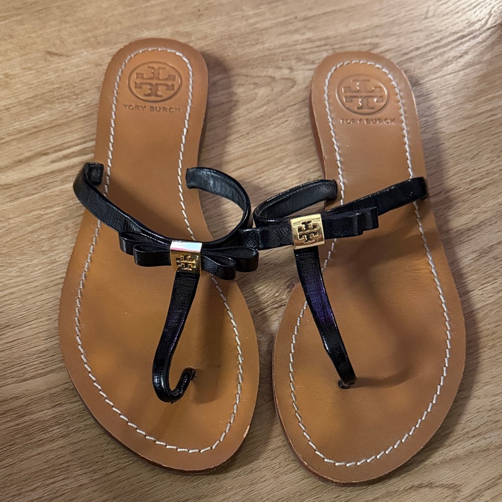 Tory Burch Leighanne Saffiano Leather Bow Sandals Shoes in Black with Gold Logo
